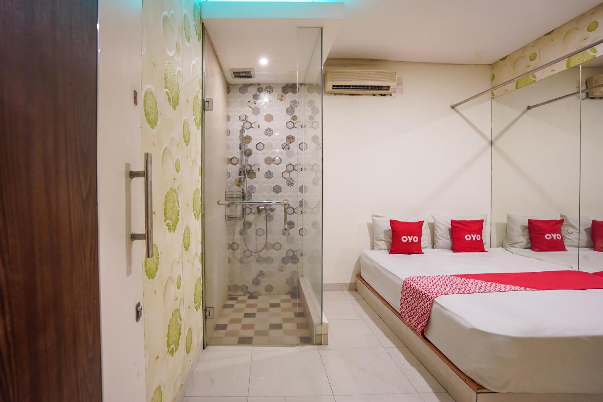 Super Oyo Capital O 92633 Spring Hotel Gubeng Surabaya Buitenkant foto